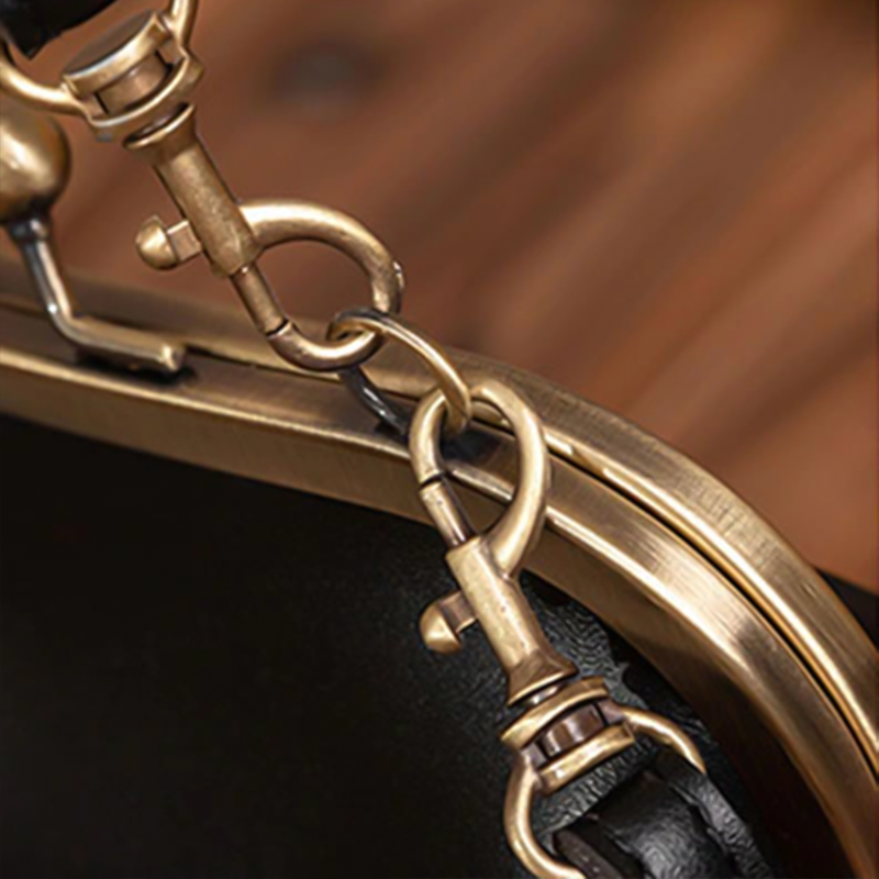 Sac en Cuir Vintage à Fermoir Baiser - L'Essentiel Rétro Chic de Grace