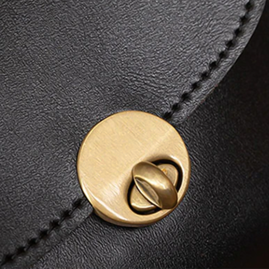 Sac en Cuir Vintage à Fermoir Baiser - L'Essentiel Rétro Chic de Grace